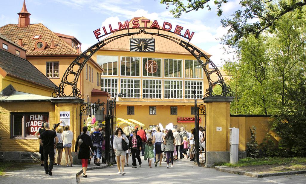 Solna liczy 80000 mieszkańców. Szacuje się, że w roku 2030 liczba ludności wzrośnie do ponad 100 000. 98 % mieszkańców gminy Solna mieszka w budynkach wielorodzinnych.