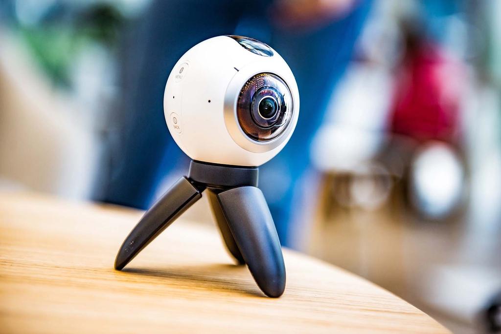 Twórz treści VR Samsung ma jeszcze jednego asa w rękawie: kamerę Gear 360, która jest częścią wielkiego ekosystemu wirtualnej rzeczywistości.