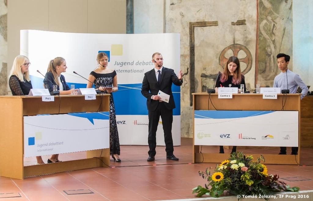 Jugend debattiert international O projekcie Demokracja potrzebuje obywateli o krytycznym spojrzeniu, którzy mówią, co myślą, ale także umieją słuchać i dyskutować w sposób rzeczowy ze stanowiskiem