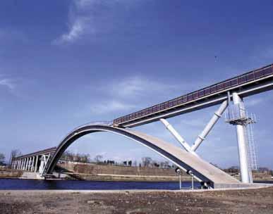 Daniel Vandepitte w Belgii. Na przykład na drodze z Gandawy do Brukseli jest do dziś użytkowany most o wcale nie tak małych rozpiętościach przęseł: 40 m + 100 m + 40 m.