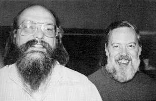 Historia C Wykład1OGÓLNEINFORMACJEOC,str4 1971: pierwsza wersja C, Ken Thompson& Dennis Ritchie 1972: system operacyjny UNIX napisany w C, Ken Thompson& Dennis Ritchie 1978: The C Programming