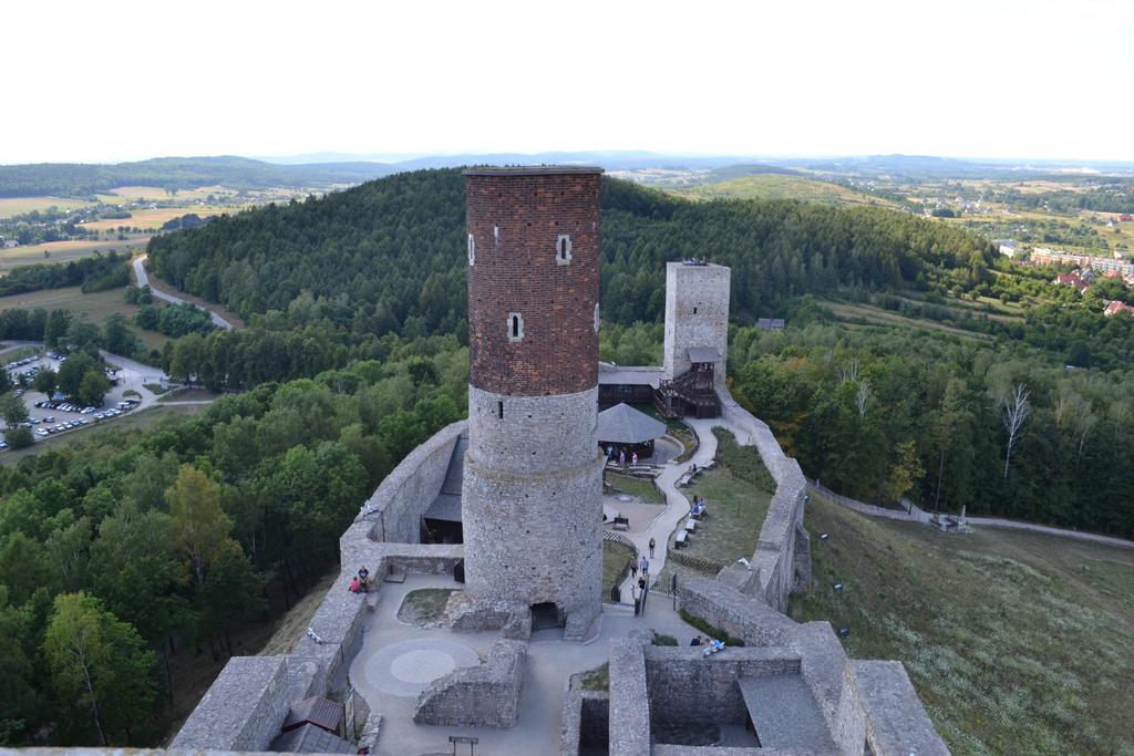 Kolejnym punktem wycieczki było zwiedzanie Zamku Królewskiego w Chęcinach. Zamek ten wzniesiono na grzbiecie skalistego wzgórza (367 m. npm.), na przełomie XIII i XIV wieku.