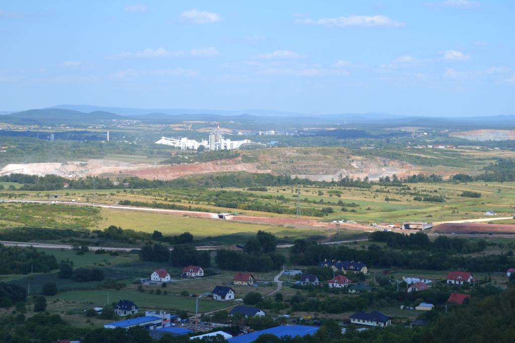 Miejsce o tej nazwie, to były zespół podworski, położony nad brzegami rzeki Nidy.