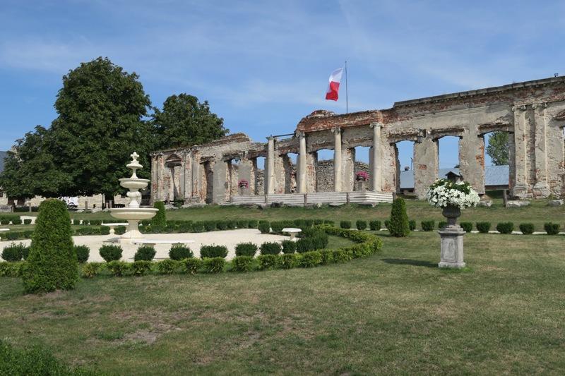 pozostałości murów i trzy baszty kryte drewnianymi daszkami, w dolnych