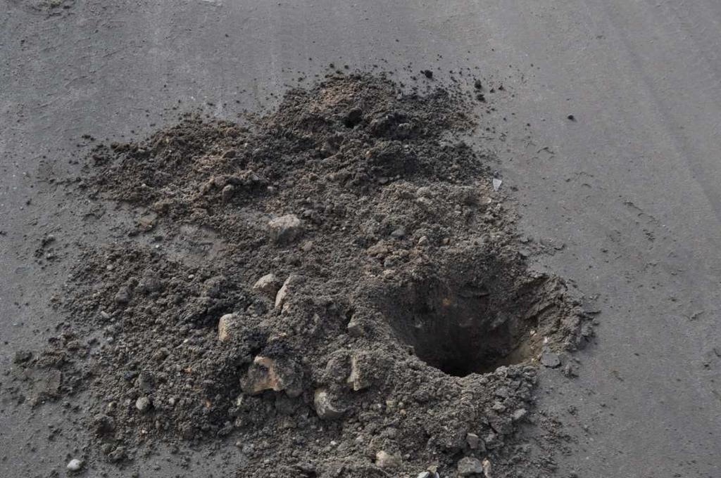 OPIS TECHNICZNY Km 0+300: W konstrukcji drogi znajduje się od 14-16cm kruszywa wapiennego (bardzo drobnego) ułożonego na 5cm żużla. Poniżej do głębokości 1,5m p.p.t zalegają piaski średnie barwy wzorcowej.
