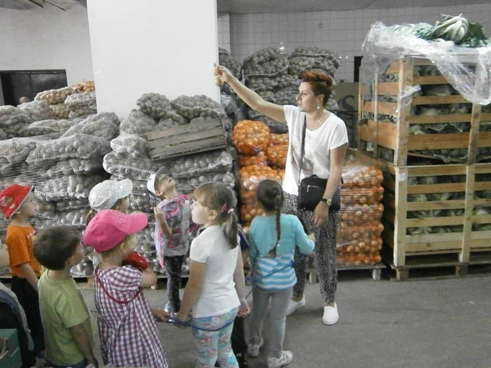 Dnia 16 września przedszkolaki z grupy Krasnoludki i Słoneczka wybrały się na pieszą wycieczkę do hurtowni warzywno owocowej.