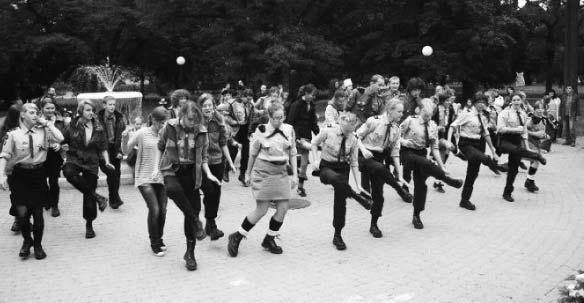 Druga część uroczystości odbyła się na zewnątrz budynku był to festiwal piosenki harcerskiej i turystycznej Szekla. Wystąpił nasz hufcowy zespół Harcellica ze Szczepu Harcerskich Drużyn Sokolich.