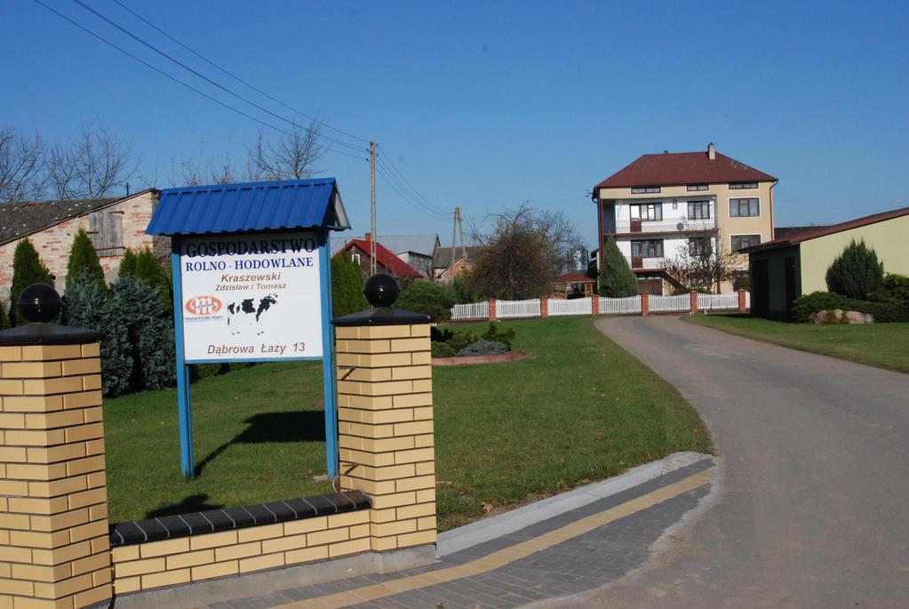 Nowoczesne gospodarstwo rolne nastawione na produkcję mleka Zdzisława i Tomasza Kraszewskich w Dąbrowie Łazach. 2. Ludność. Według danych na dzień 01.01.2010 r.