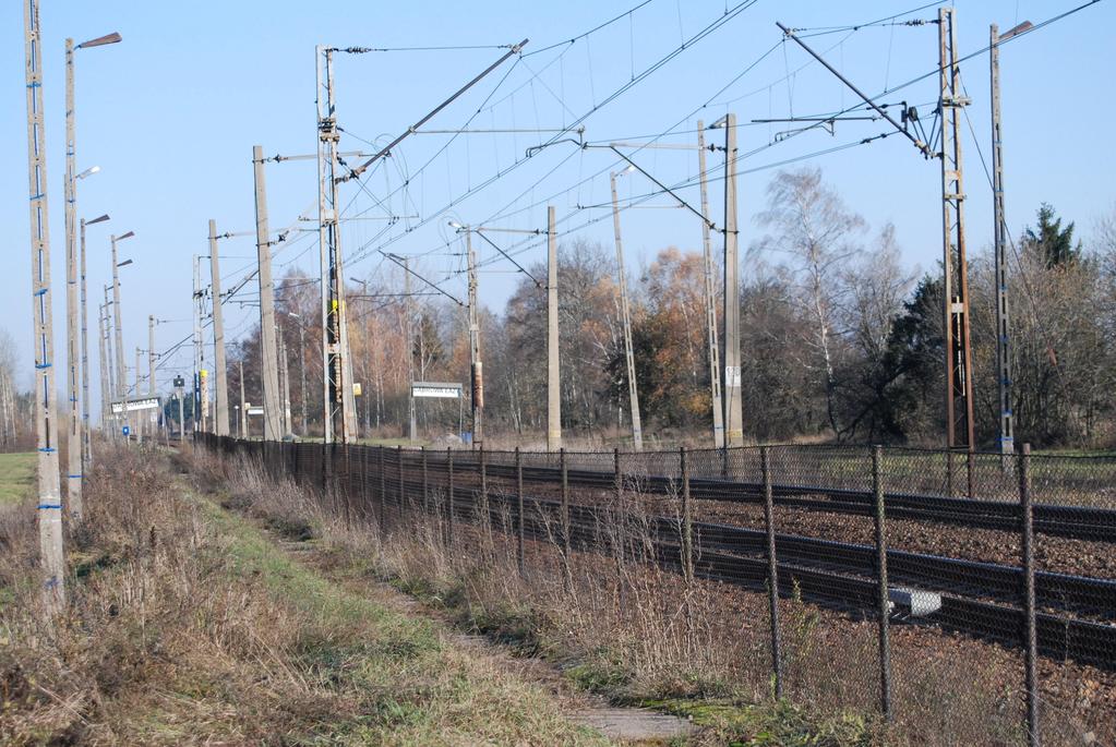 3. Infrastruktura techniczna i społeczna. W miejscowości znajdują się instytucje zapewniające mieszkańcom szereg niezbędnych usług. Są to: - przystanek kolejowy funkcjonujący od grudnia 1987 r.