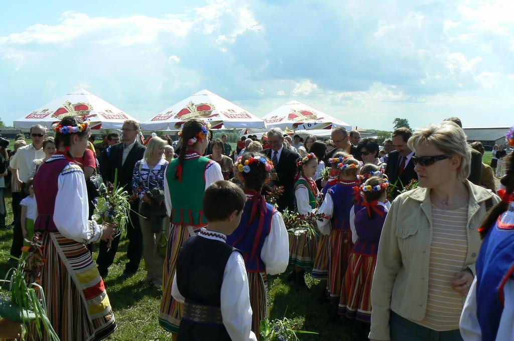 Dobre połączenie komunikacyjne sprawia, że mieszkańcy Dąbrowy Łazów mają łatwy dojazd do oddalonego o ok.