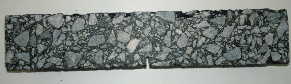 a) b) a=10 mm a=15 mm Fot. 3. Widok próbki po badaniu.