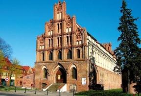 Chojna Najpiękniejszy ratusz i najwyższa wieża W średniowieczu Chojna, ówczesny Königsberg, była największym miastem Nowej Marchii, czyli terytorium ciągnącego się wąskim pasem między Wielkopolską i