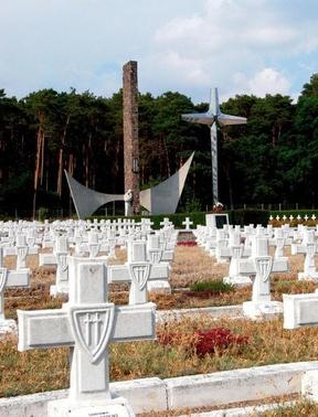 Odrą i podczas operacji berlińskiej wbrew temu, co zazwyczaj podają różne źródła, nie znajduje się w Siekierkach, a na terenie wsi Stare Łysogórki.