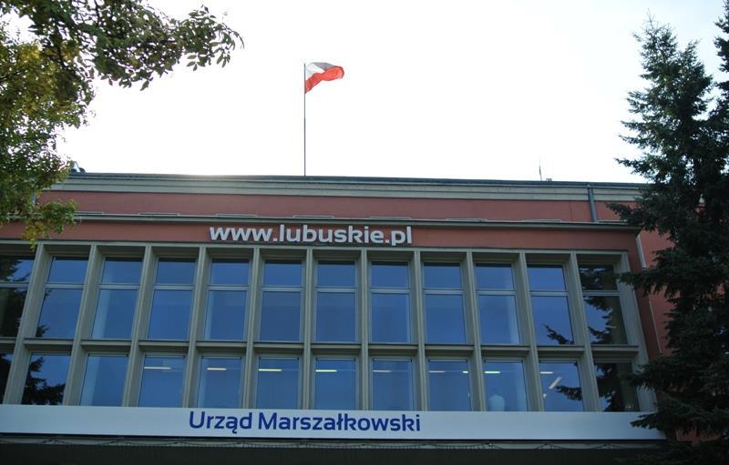 Sygnałem informującym o trwających obradach Sejmiku jest flaga Polski umieszczona na budynku Urzędu Marszałkowskiego