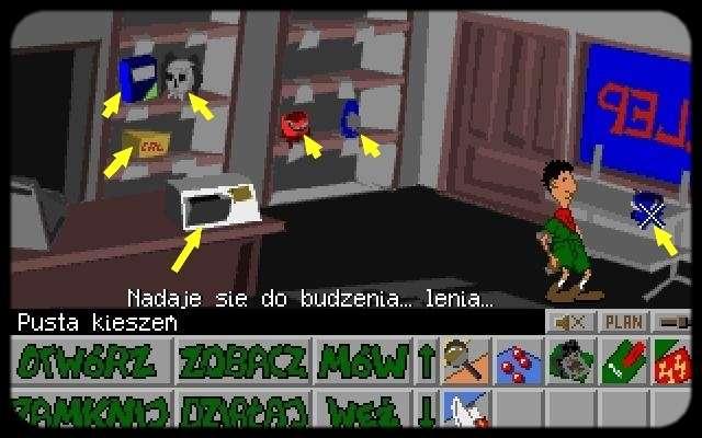 Idź do tartaku, z pieńka weź siekierę. Idź do obozu, przed jego bramą leży lupa. Przejdź na plac apelowy, zabierz talię kart. Idź do domu sołtysa, z ziemi podnieś śrubokręt.