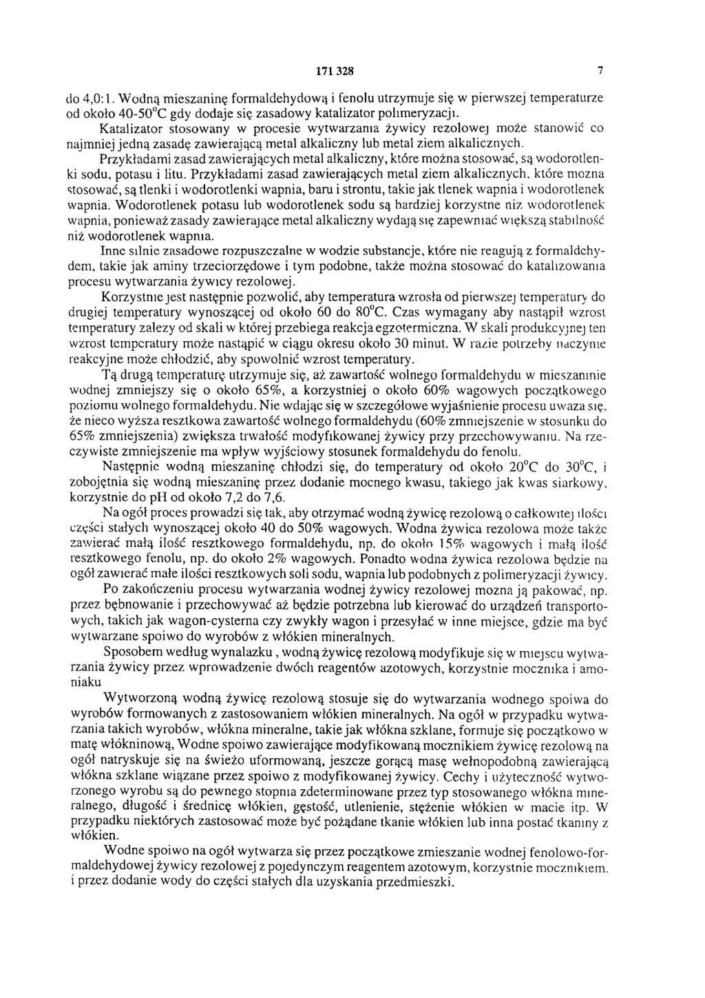 171 328 7 do 4,0:1. Wodną mieszaninę formaldehydową i fenolu utrzymuje się w pierwszej temperaturze od około 40-50 C gdy dodaje się zasadowy katalizator polimeryzacji.