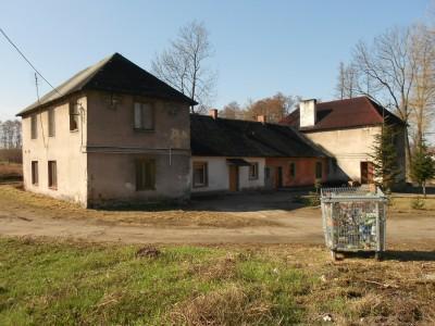 na planie prostokąta i urządzony był w stylu klasycystycznym. Na grobli między stawami zachowała się figura św. Jana Nepomucena z XVIII w. Pozostały jeszcze okazy starego drzewostanu.