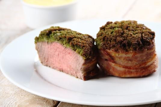 Stek z polędwicy wołowej z puree ziemniaczano-selerowym 30 minut 4 osoby Łatwe polędwica wołowa - 600 gramów wędzony boczek w plasterkach - 100 gramów chleb tostowy - 200 gramów Rama Smaż jak szef