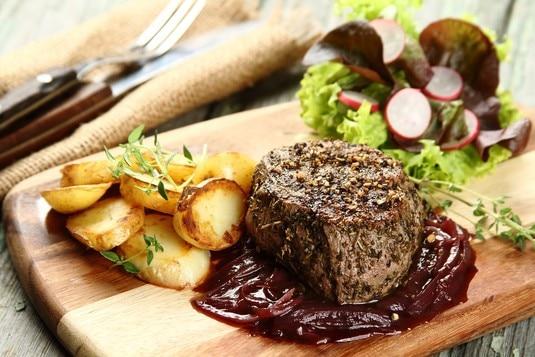 Stek wołowy z szalotkowym sosem z czerwonego wina 20 minut 4 osoby Łatwe polędwica wołowa, każda o wadze ok. 150 g i ok.