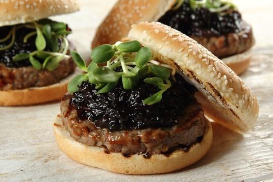 Wołowe burgery z kozim serem 30 minut 4 osoby Łatwe mięso wołowe, najlepiej z udźca - 600 gramów Rama Smaż jak szef kuchni, wariant klasyczny - 100 mililitrów bułki do burgerów - 4 sztuki boczek