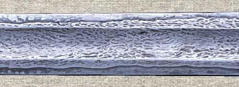 STAL DAMASCEŃSKA Stal damascenska jest wysoko węglową stalą, o nierównomiernym rozmieszczeniu węgla Pasma na powierzchni stali pochodzą od zgrupowań cementytu - Fe3C - odległe od siebie o 30-70 mm.