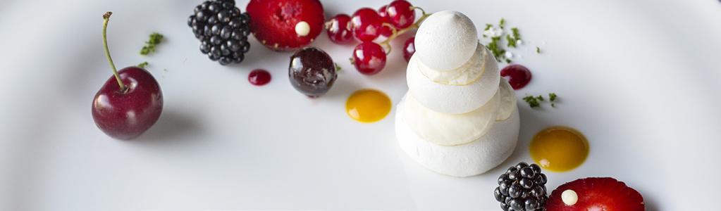 DESERY Szaszłyki z owoców sezonowych Beza / flan waniliowy / sos wiśniowy Mus pomarańczowy / ciemna czekolada / salsa truskawkowa Francuska tarta jabłkowa / sos