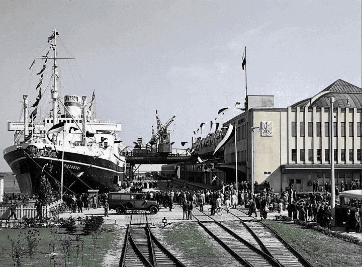 Zabytkowy dworzec morski w Gdyni Z 1933 roku znajduje się przy Nabrzeżu Francuskim na obszarze gdyńskiego portu w bezpośrednim sąsiedztwie kapitanatu portu Gdynia i Pomnika Ludziom Morza.