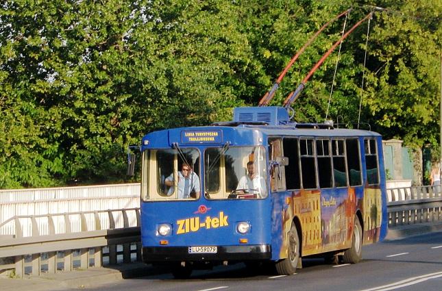 Z historii komunikacji miejskiej ZIUTEK ZABYTEK W LUBELSKIM TABORZE W 1975 roku do Lublina traﬁły radzieckie trolejbusy ZiU 682 (oznaczane że jako ZiU 9).
