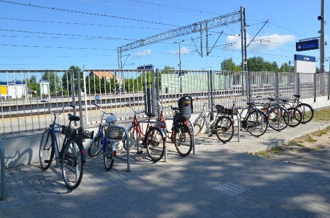 Rysunek 4 Infrastruktura rowerowa w rejonie dworca kolejowego w Łochowie.