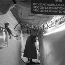 The victim lying and prepared for total decontamination by health care personnel (photo A. Janiczek) Ryc. 4. Poszkodowany chodzący przed wejściem do kabiny dekontaminacyjnej (fot. A. Janiczek) Fig. 4. The victim walking in front of the entrance to the decontamination cabin (Photo by A.