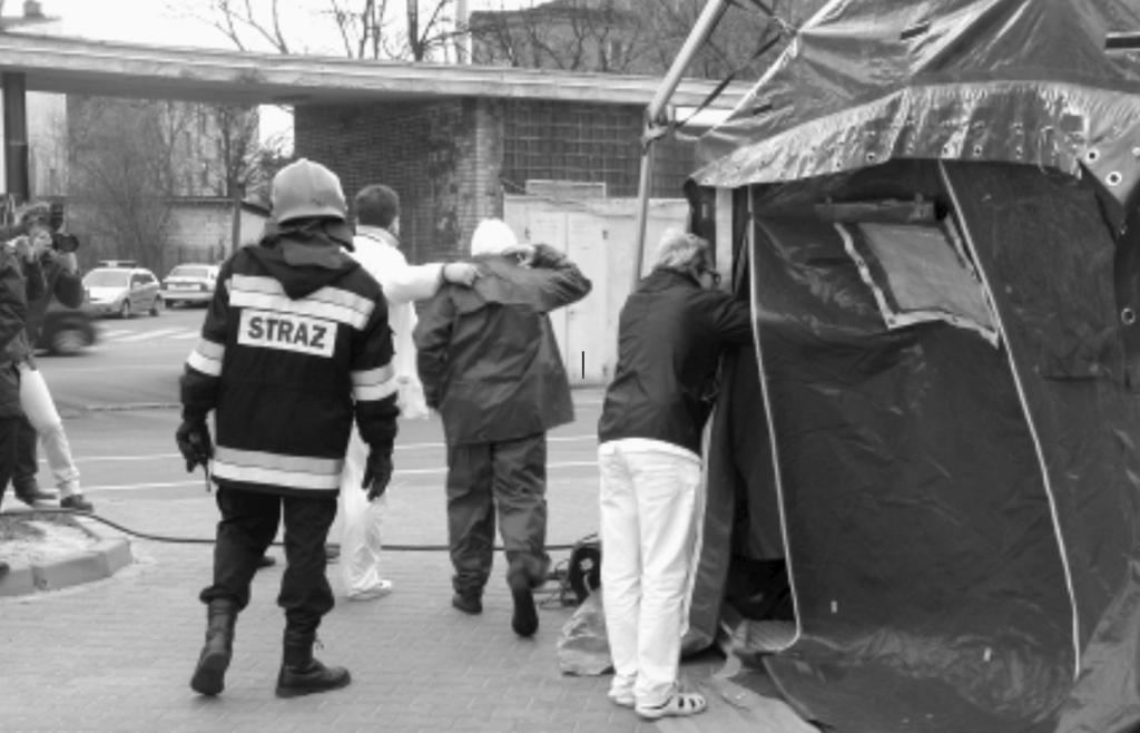 Janiczek) Do wykonania tego zadania niezbędne jest specjalne wyposażenie namiotowe lub kontenerowe zestawy dekontaminacyjne, zaopatrzenie: woda, detergenty, energia elektryczna, personel wyszkolony w