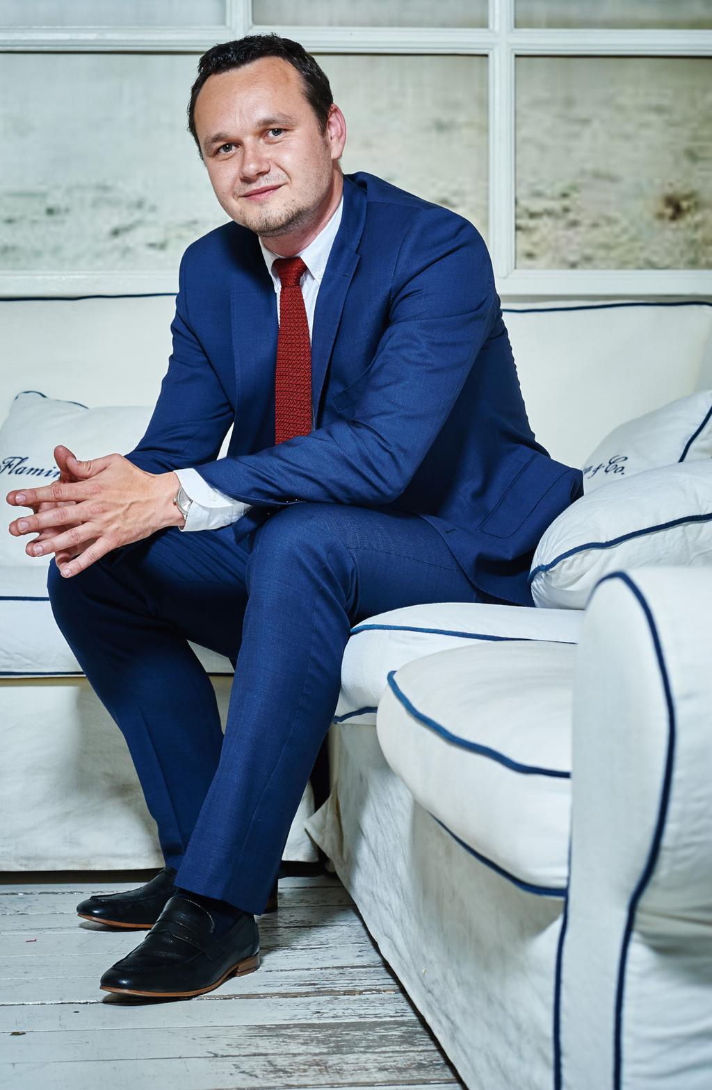 Trener, konsultnt i publicyst w zkresie e-mrketingu i e-biznesu. Od 1998 r. w brnży internetowej. Jko włściciel firmy dordczo-szkoleniowej ecode 