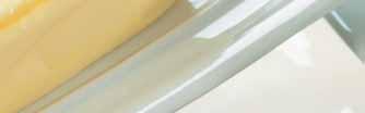 Do naczynia z wyrobionym masłem wlać zimną wodę w celu przepłukania masła. Następnie przerzucić masło do sita, odcedzając wodę. Potrząsając sitem, wyrobić osełkę. Założyć motylek.