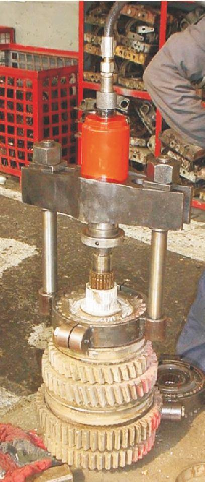 EHP z płytą Siła Rozpiętość Pression 8/20 T 40-210 mm Ściągacze EHP z płytą znajdują zastosowanie przy : - ściąganiu łożysk, - ekstrakcji wałów przekładni, - ściąganiu kół pasowych.
