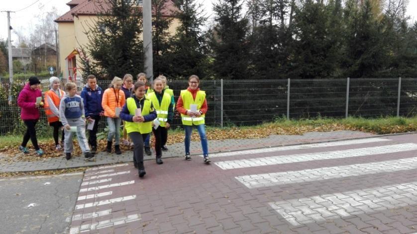 Koledzy z klas starszych pokazali na początku swoim młodszym kolegom, jak bezpiecznie przejść