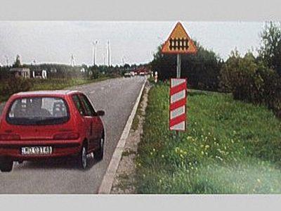 Widząc te znaki umieszczone na drodze o dopuszczalnej prędkości przekraczającej 60 km/h, kierujący pojazdem: a.