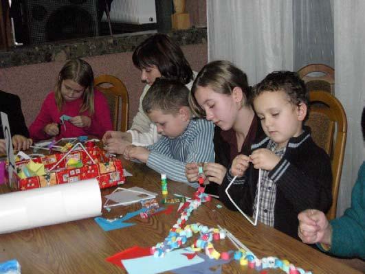 Karolinki chorej na bardzo rzadką chorobę. W programie familiady nie zabrakło konkursów, rodziny rywalizować mogły w wykonaniu starodawnych ozdób choinkowych.