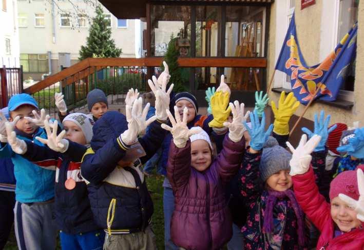 Gdy nasta³ ten d³ugo wyczekiwany moment zarówno przedszkolaki, rodzice jak i przechodnie nie mogli oderwaæ oczu od naszych œlicznych ó³to-fioletowych krokusów.