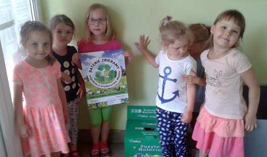 22 Zak³adanie ogródków na salach to tradycja ka - dego dziecka w naszym przedszkolu. Uprawialiœmy ju fasolê, cebulê, rze uchê, ziemniaki, pikowaliœmy równie pomidory.