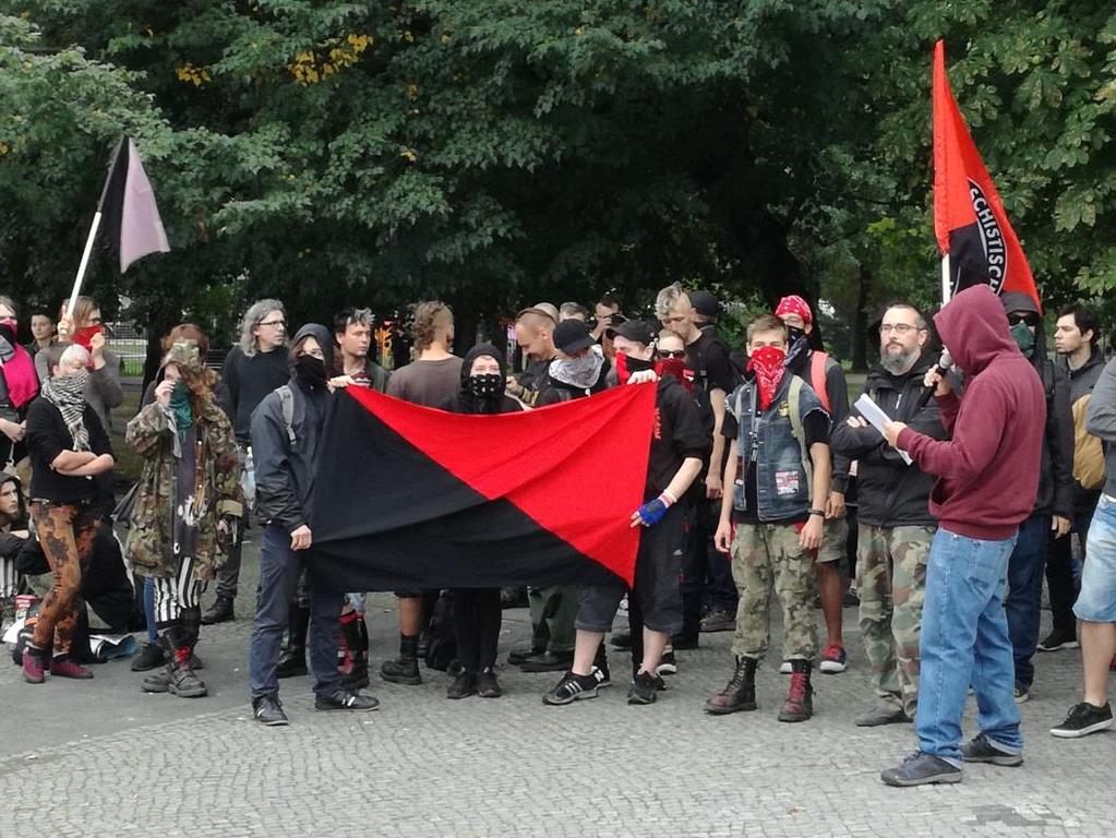 Zgromadzenie Marsz Antyfaszystowski, godz. 16:42 Osoby uczestniczące skandowały następujące hasła: Precz z faszyzmem! ; Nacjonalizm to wojna i terror! ; Precz z faszyzmem i nacjonalizmem!