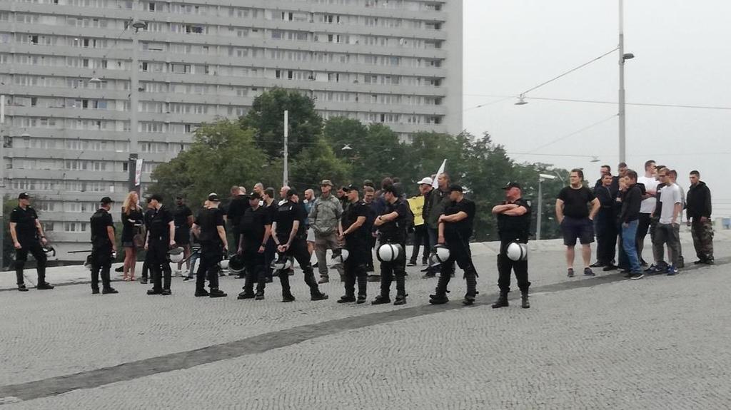 Kontrdemonstracja II, godz. 16:41 Zabezpieczenie zgromadzeń Zgromadzenia zabezpieczało około 20 funkcjonariuszy Policji.