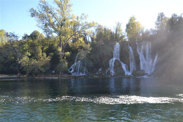 wodospady Kravica. Jest to grupa wodospadów położona wzdłuż rzeki Trebižat w Bośni i Hercegowinie.