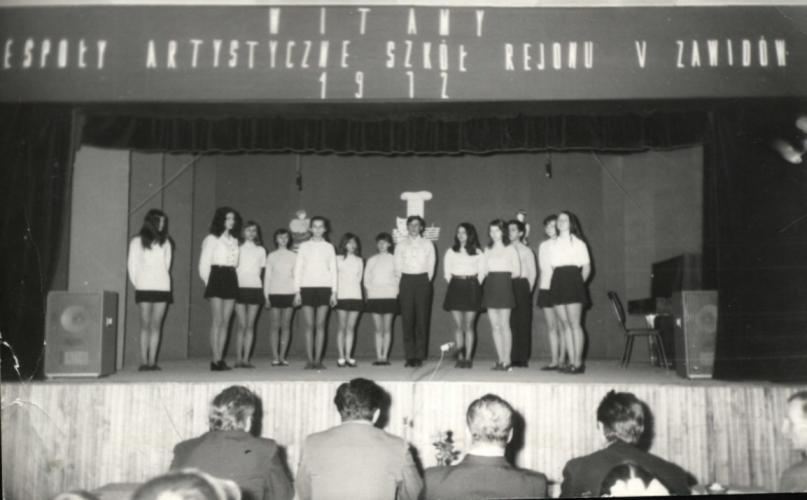 1952/53 r. pierwsze notatki o zbiórce makulatury i złomu zebrano 510 zł., zaprowadzenie dziennika prac społecznych nauczycieli, obowiązkowe prenumeraty dziecięcych czasopism dla kl.