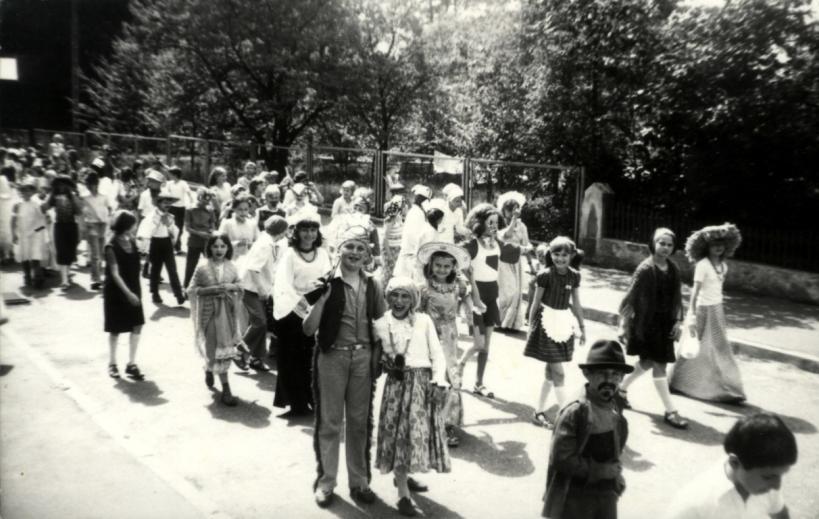 1959/60 r. wprowadzenie dzienniczków uczniów, które pomogą utrzymać ścisły kontakt ze środowiskiem dziecka, 1963/64 r.