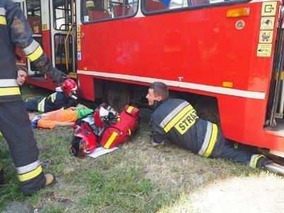 podniesienie tramwaju w celu wyciągnięcia spod kół