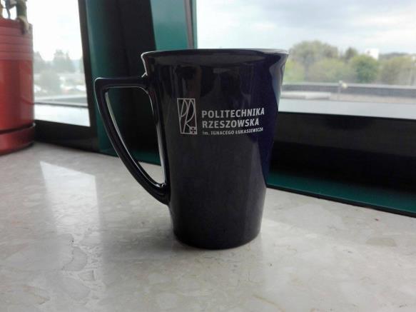 6 Kubek ilość: 81 szt opis: kubek o pojemności 380 ml (+/- 5%), wzór dokładnie taki jak na zdjęciu kolor kubka: granatowy wewnątrz i zewnątrz, maksymalnie zbliżony do koloru PANTONE 286 C wymiary