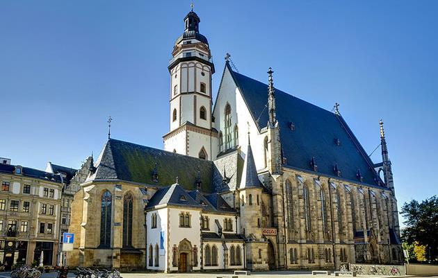 Jednym z nich jest XVI-wieczny Stary Ratusz, w murach którego mieści się Muzeum Historii Miasta.