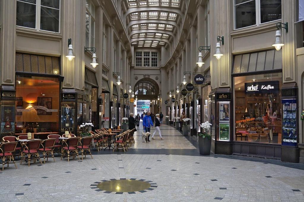 Jednym z najbardziej znanych pasaży jest historyczny pasaż na wzór mediolańskiego "Galleria Vittorio Emanuele II" mieści 25 sklepów różnych branż.