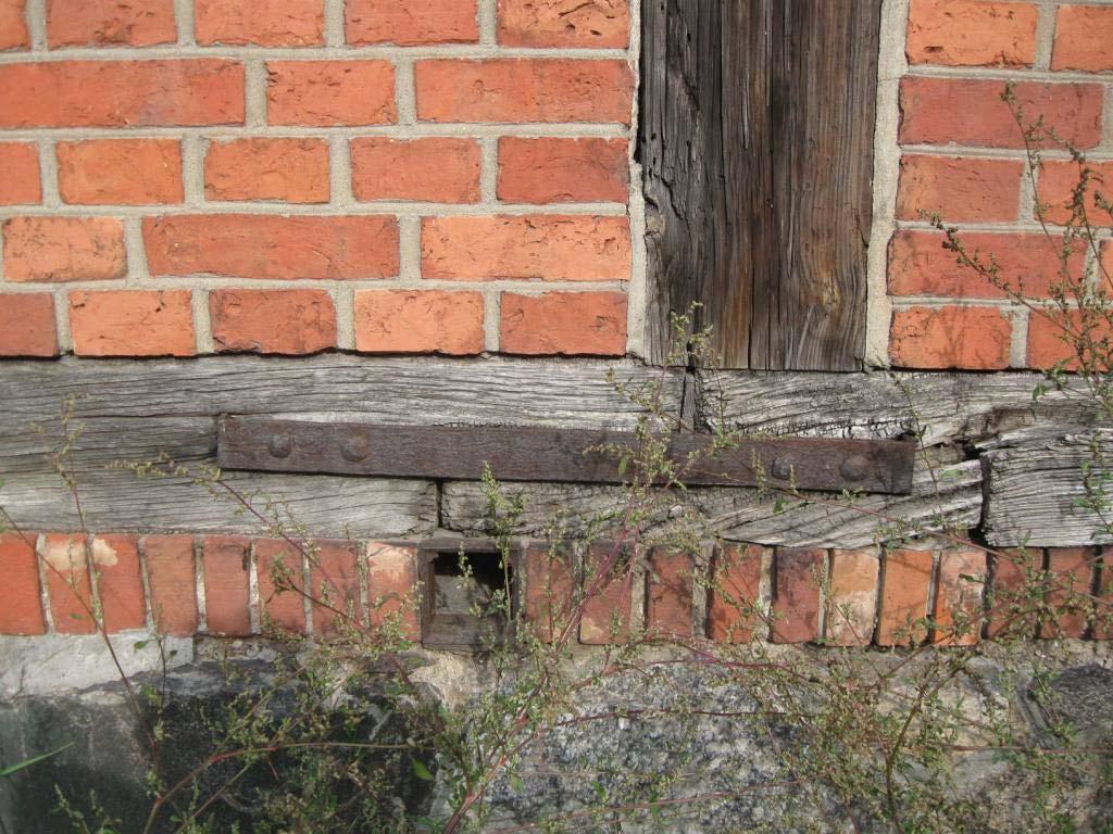 EMGIEprojekt Sp. z o.o. 25-415 Kielce, ul. Górna 20, tel. 41-343-27-02; fax. 41-344-19-91; e-mail: biuro@emgieprojekt.pl przęsłowych podciągów /fot. 11/.