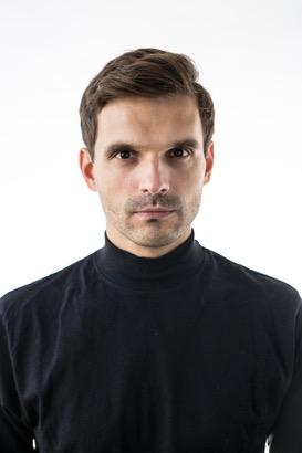 Sebastian Cybulski aktor spektaklu Casting. Poczekalnia rocznik 1982. z urodzenia Warszawiak, ale lubi podróżować po Polsce, po teatrach.